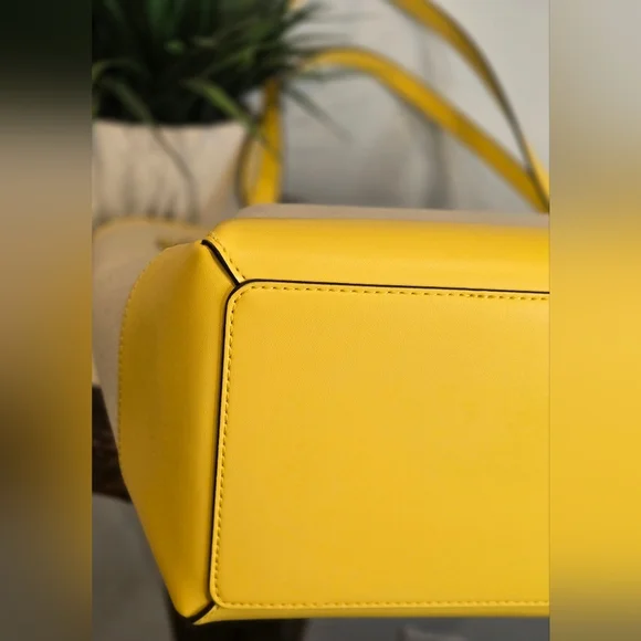 Michael Kors Reed Large Tote Bag - Picture 7 of 12